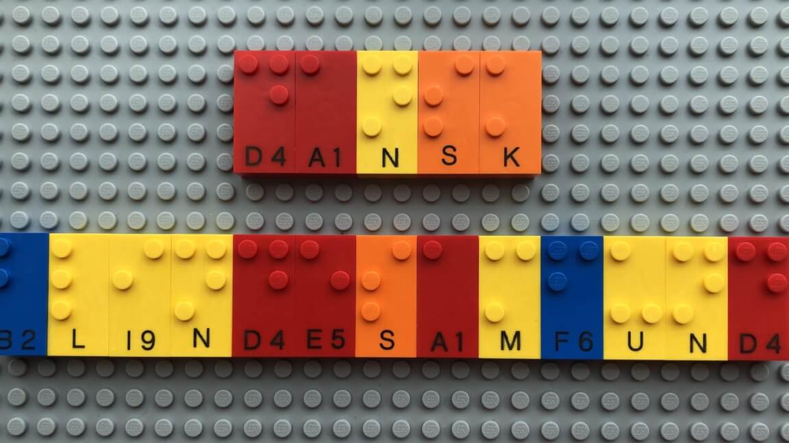 Dansk Blindesamfund skrevet med LEGO Braille Bricks