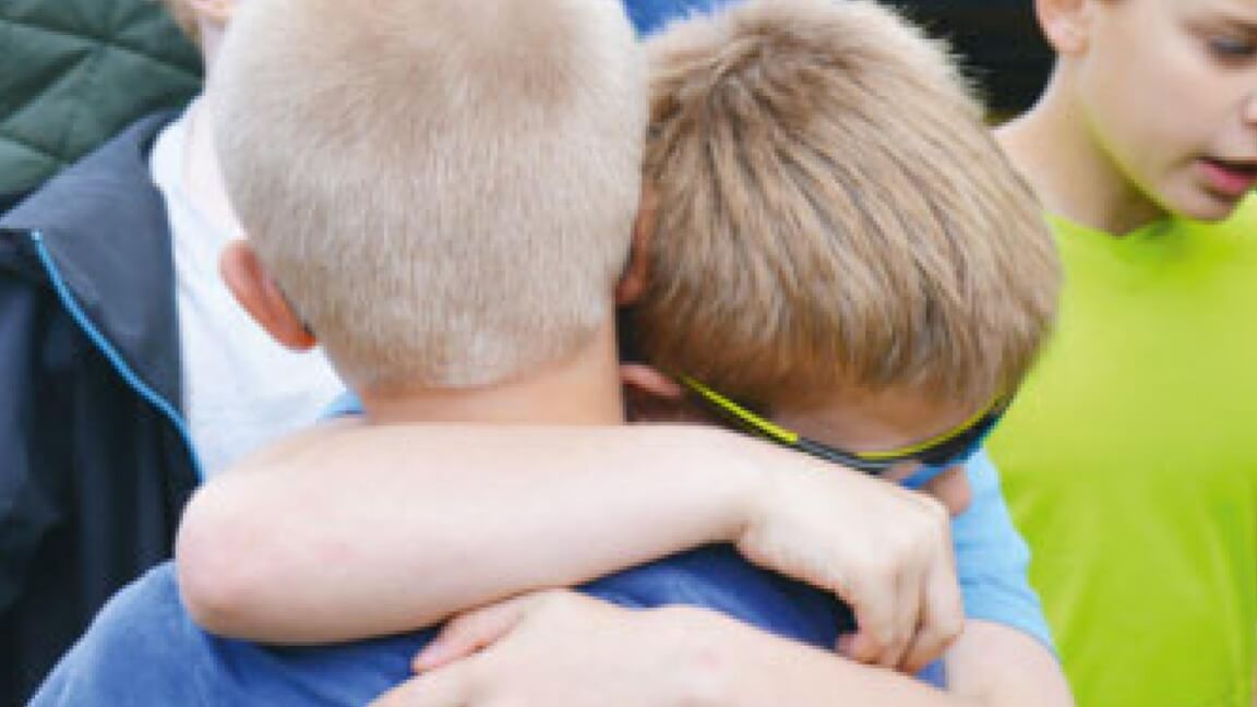 To børn giver hinanden et kram på Synscenter Refnæs' sommerskole