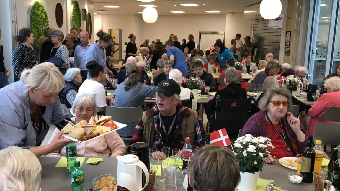 Beboerne fejrer indvielsen af en nyt Solgaven plejehjem i Valby med et festmåltid