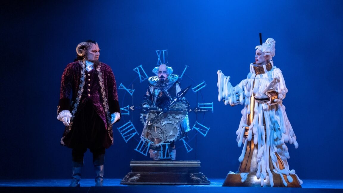 Udyret og den levende lysestage Lumiere optræder sammen på Malmø Opera