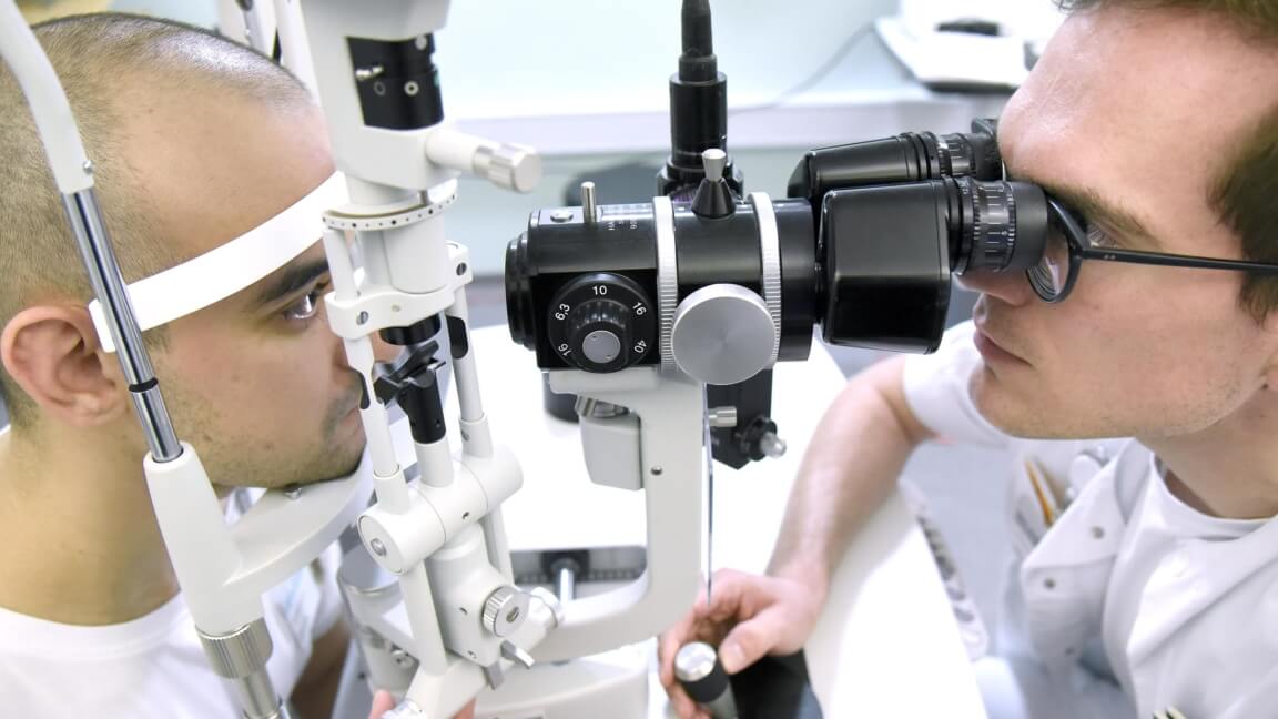 Anders Hvid-Hansen undersøger en patient med en OCT - når stress stjæler synet