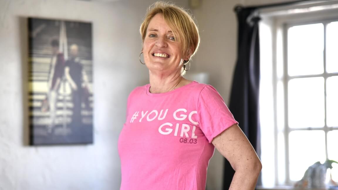 Portræt af Anja iført lyserød T-shirt med teksten You go girl 08.03