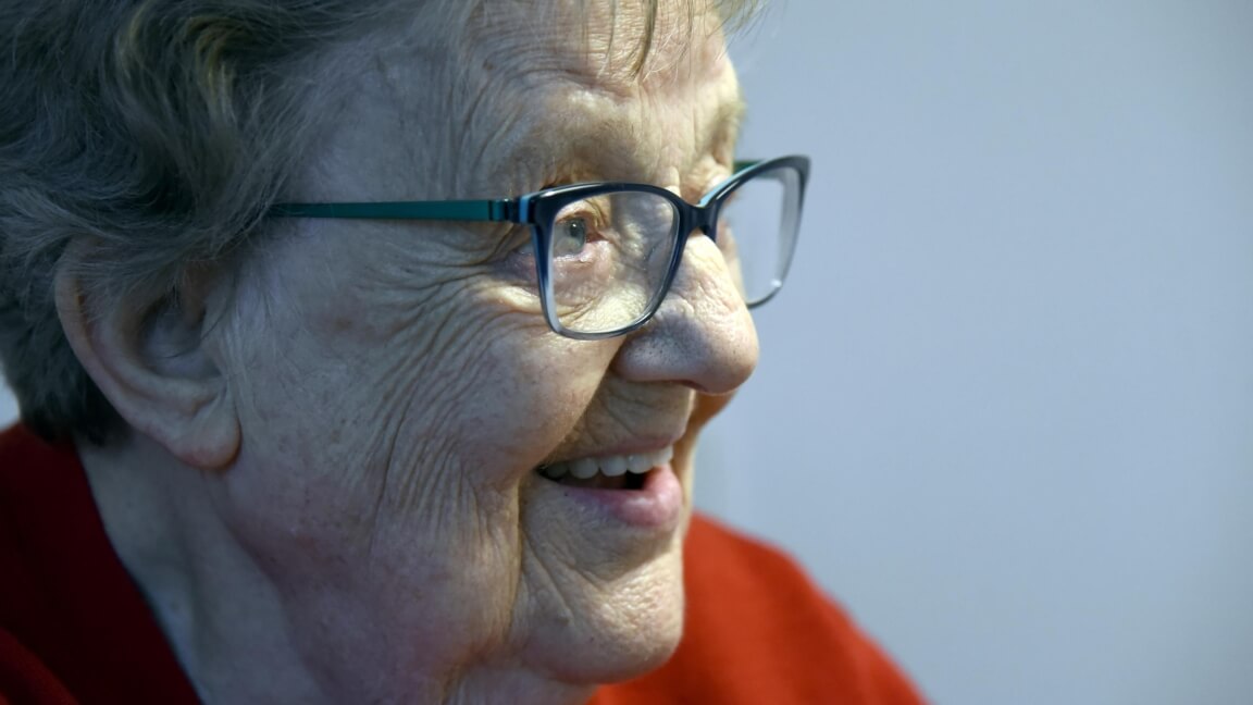 Profil af Ragnhild med briller, der griner