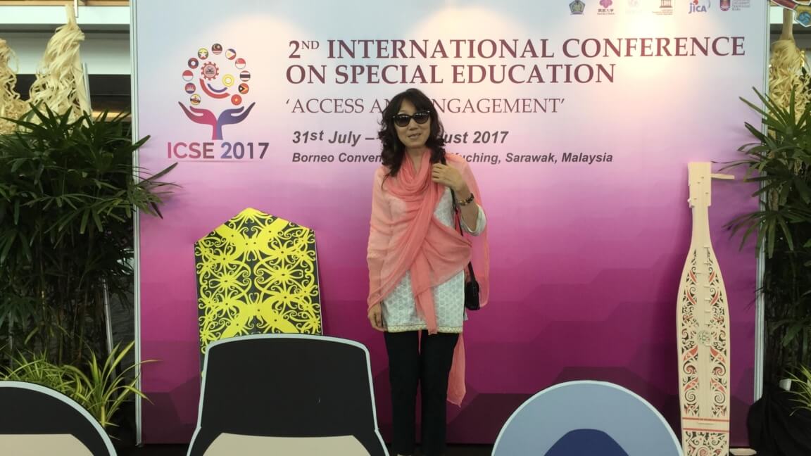 Gerel står foran planche for international konference om specialundervisning i 2017