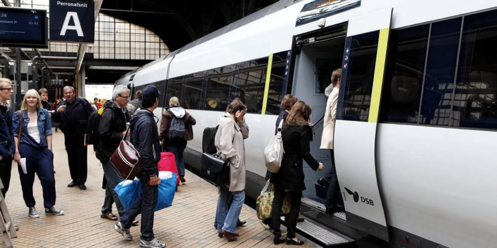 En flok passagerer er ved at stige på et IC4 tog på København H 