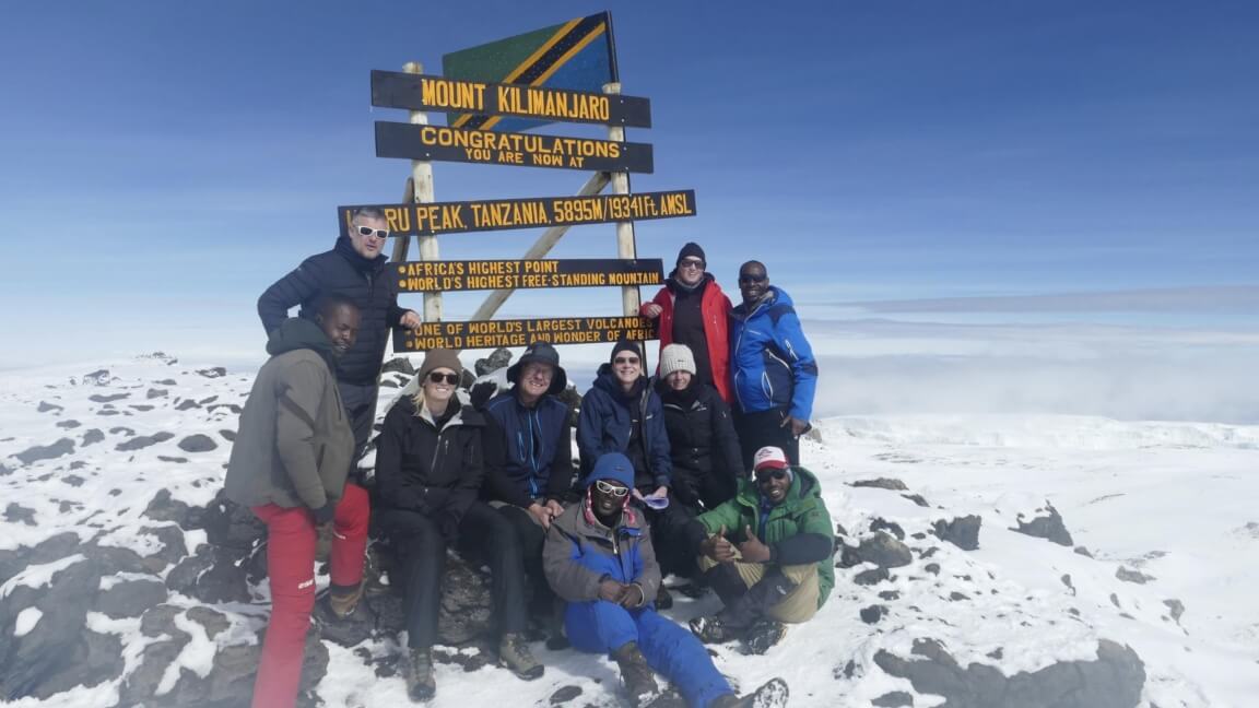 Marlene står på den sneklædte  top af Kilimanjaro med 10 andre vandrere 