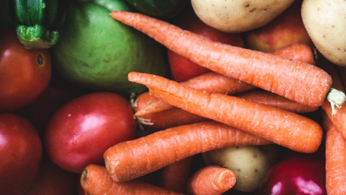 Friske grøntsager. Gulerøder, peberfrugt, tomater, squash, radiser og kartofler