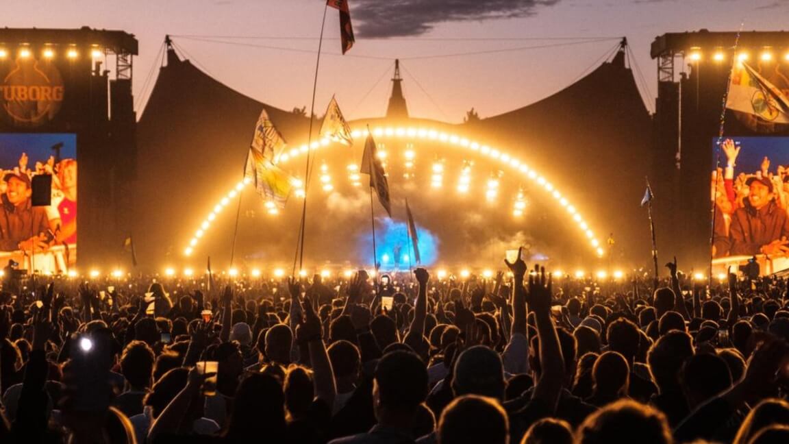 Orange scene oplyst på Roskilde Festival