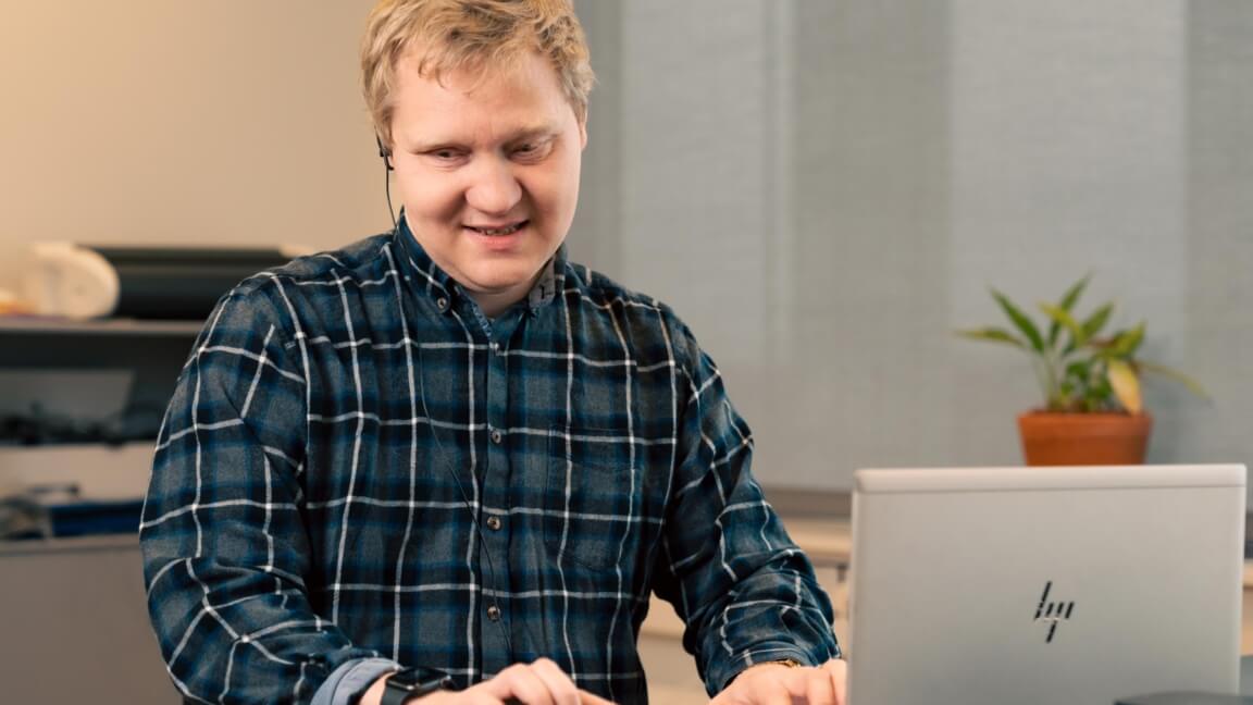 Jesper Holten sidder ved sin computer og notatapparat