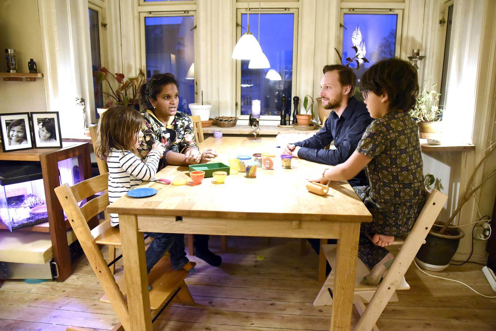Familien er samlet omkring bordet. Siri, hendes mand og deres to børn.