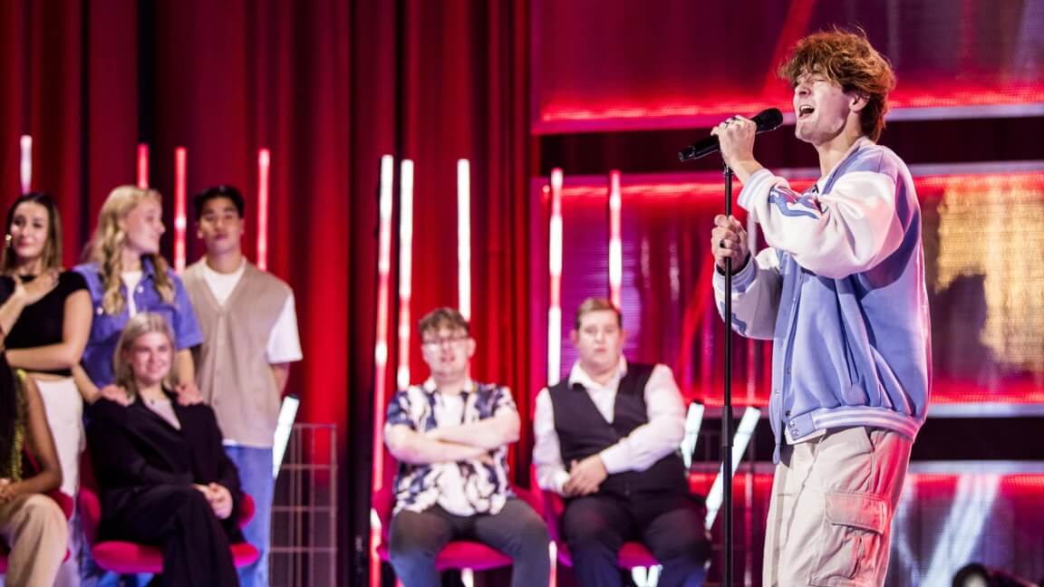 20-årige Luka står på X Factor scenen og synger i en mikrofon.