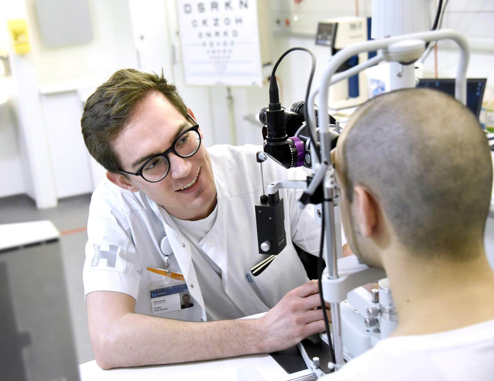Anders Hvid-Hansen på Rigshospitalet Glostrup igang med at undersøge en patients øjne