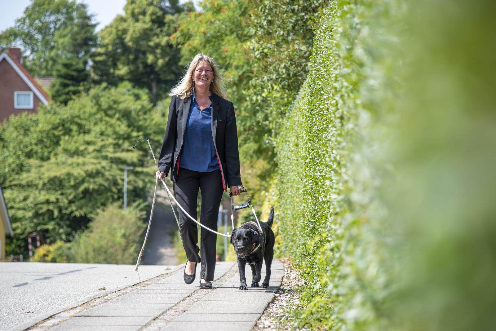 Christel og Ghita kommer gående på fortov