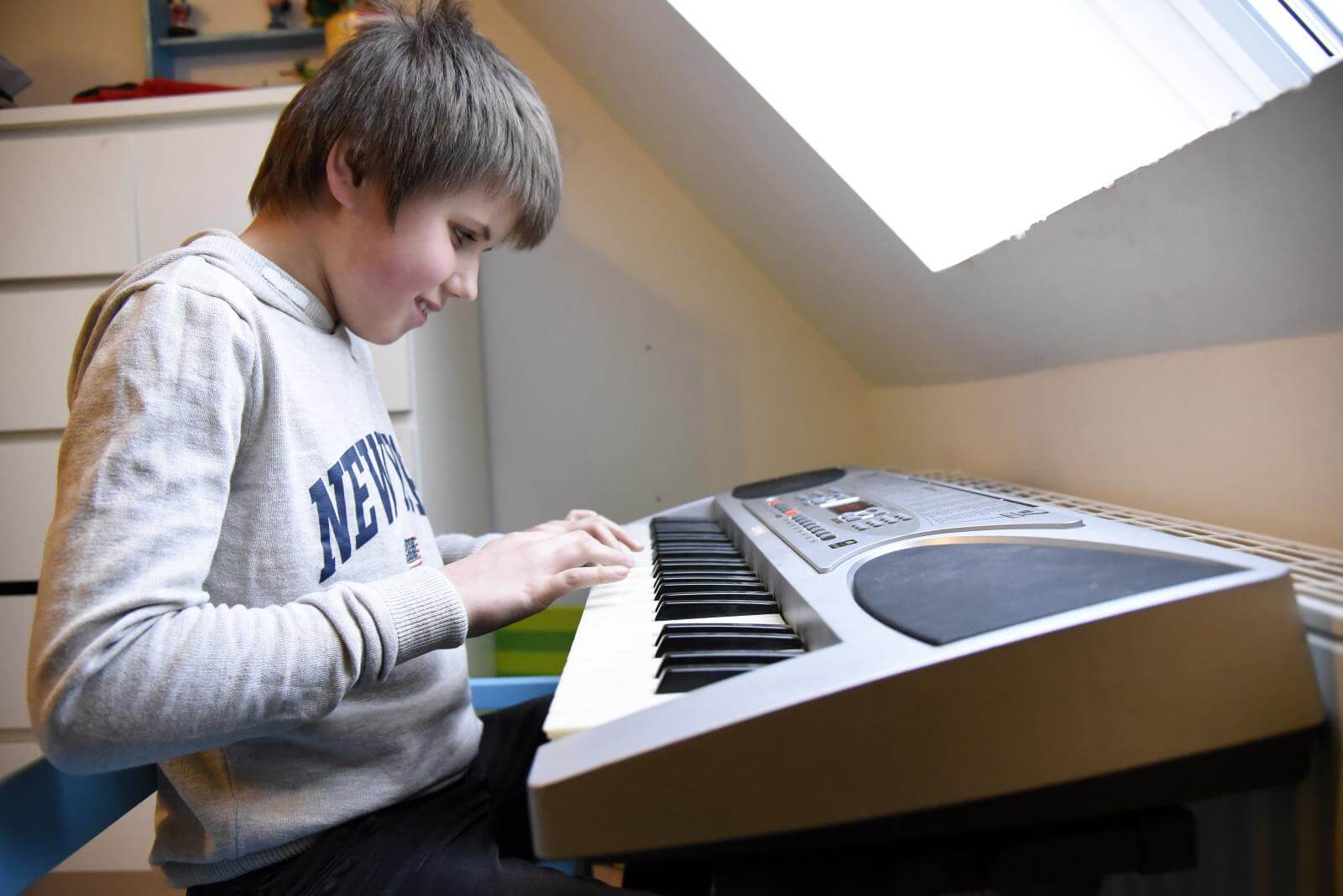 Gustav spiller på keyboard