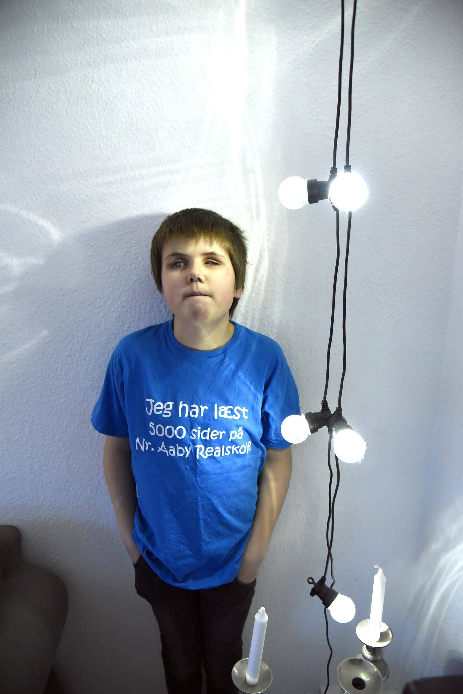 Gustav med sin T-shirt hvorpå der står "Jeg har læst 5.000 sider på Nr. Aaby Realskole"