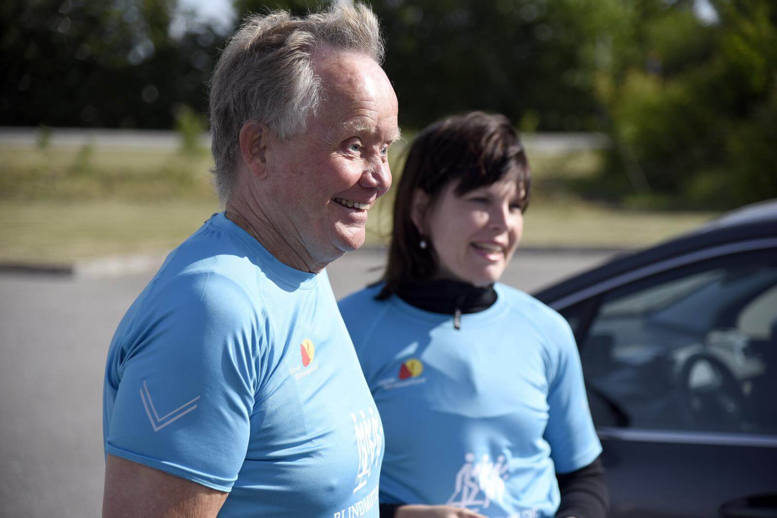 Sven og Greves borgmester klar til løb. Begge iført blå T-shirts fra BlindMotion