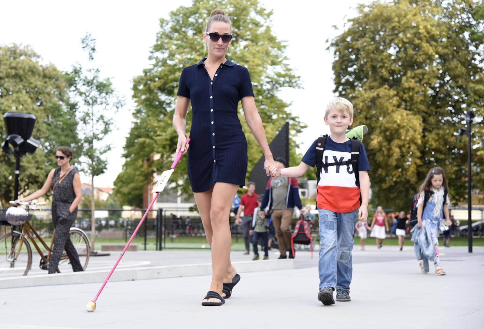 Blind kvinde og hendes søn i skolegården