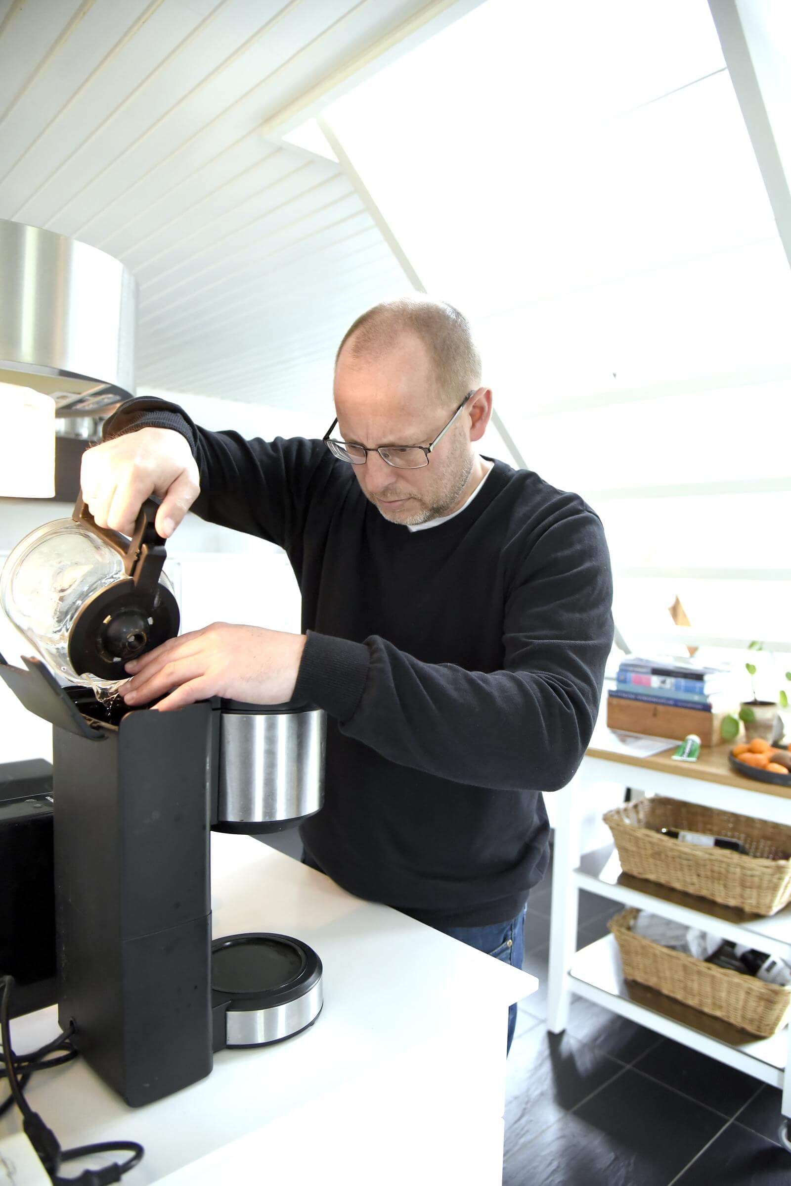 Søren hælder vand over til kaffe