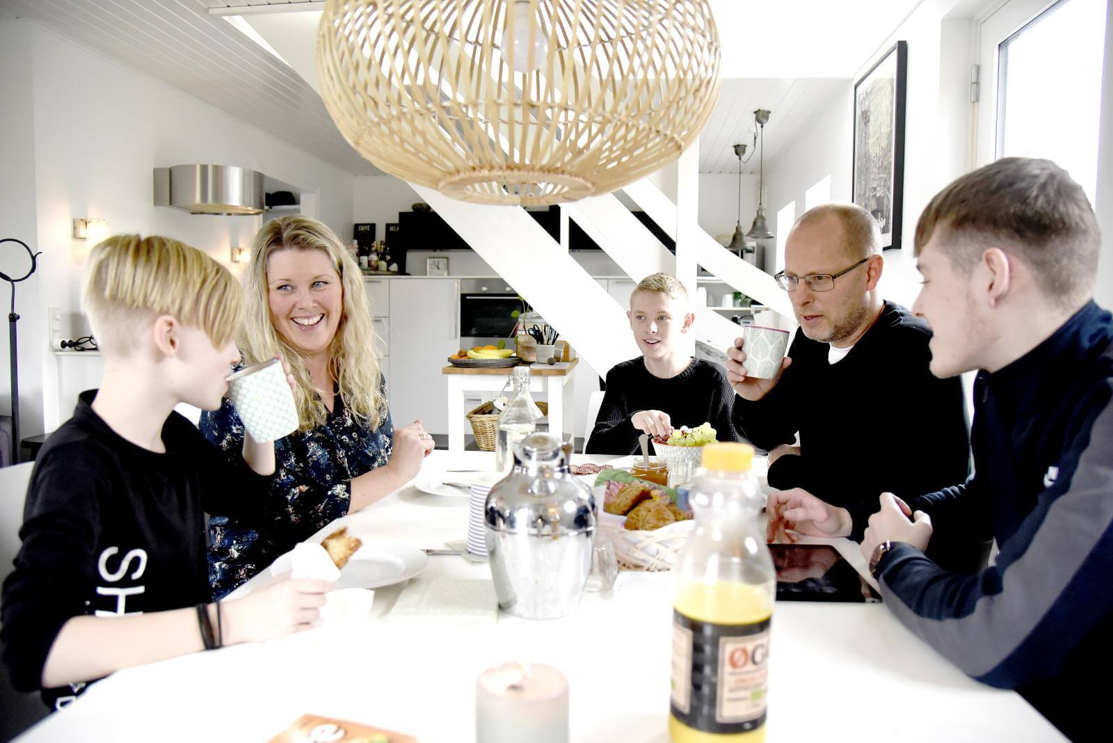 Søren sidder med sin kone og tre børn rundt om køkkenbordet og spiser morgenmad