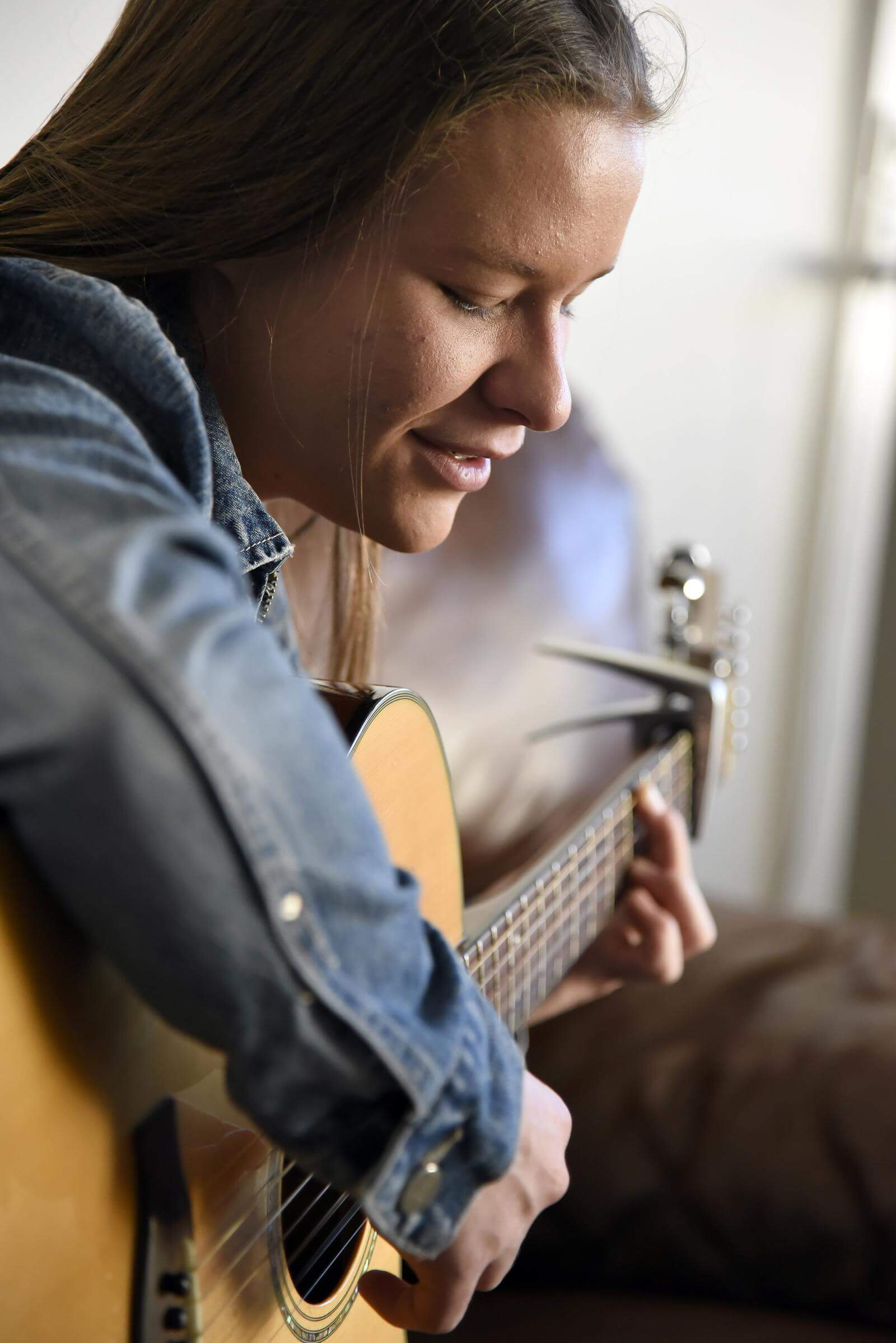 Maria-Louise spiller på guitar 