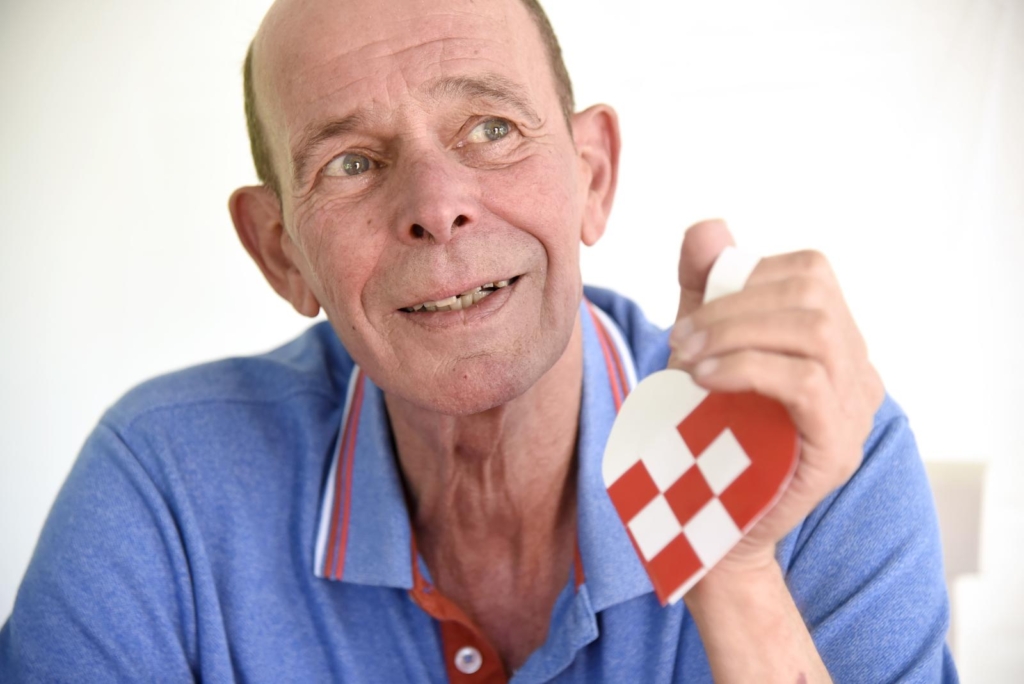 Frits sidder med et flettet julehjerte i h&aring;nden