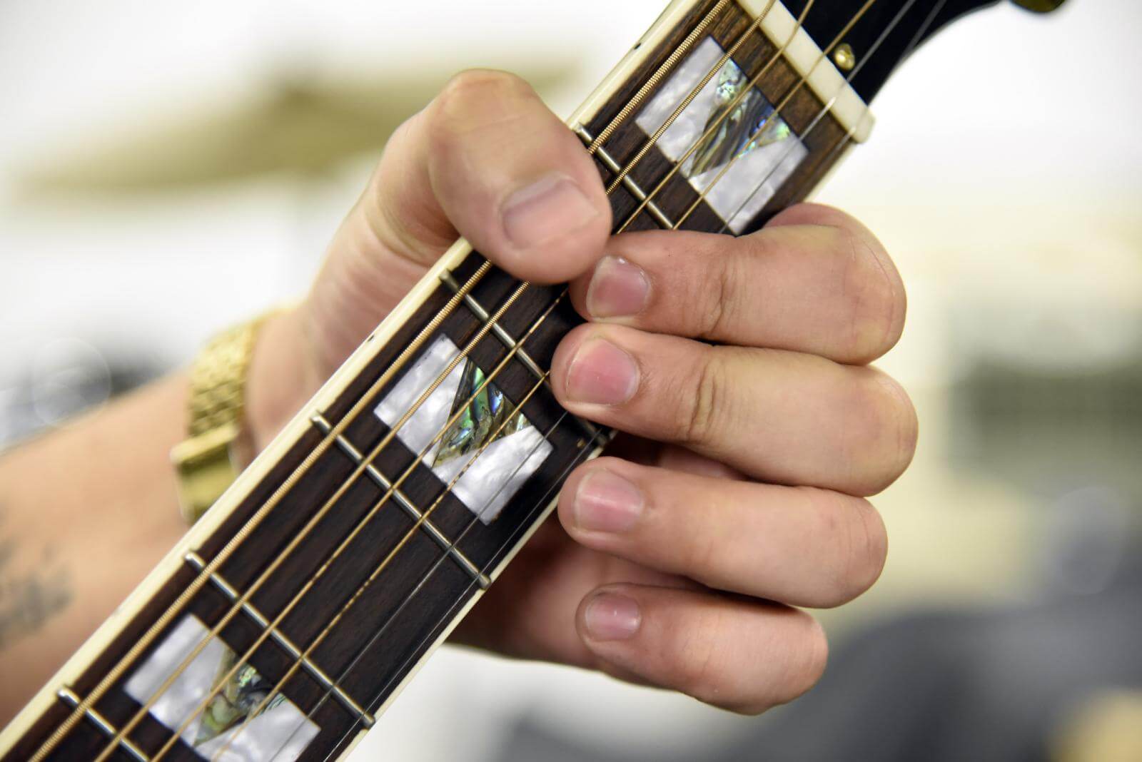 Billede af Johns hånd som spiller guitar helt tæt på 