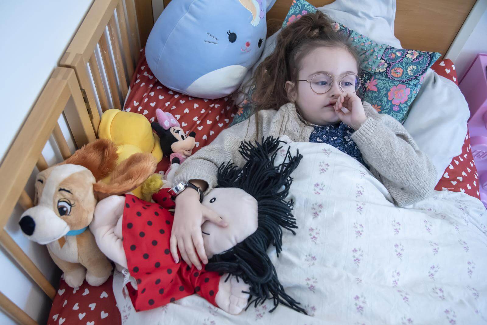 Isabella slapper af i sin seng omgivet af mange bamser