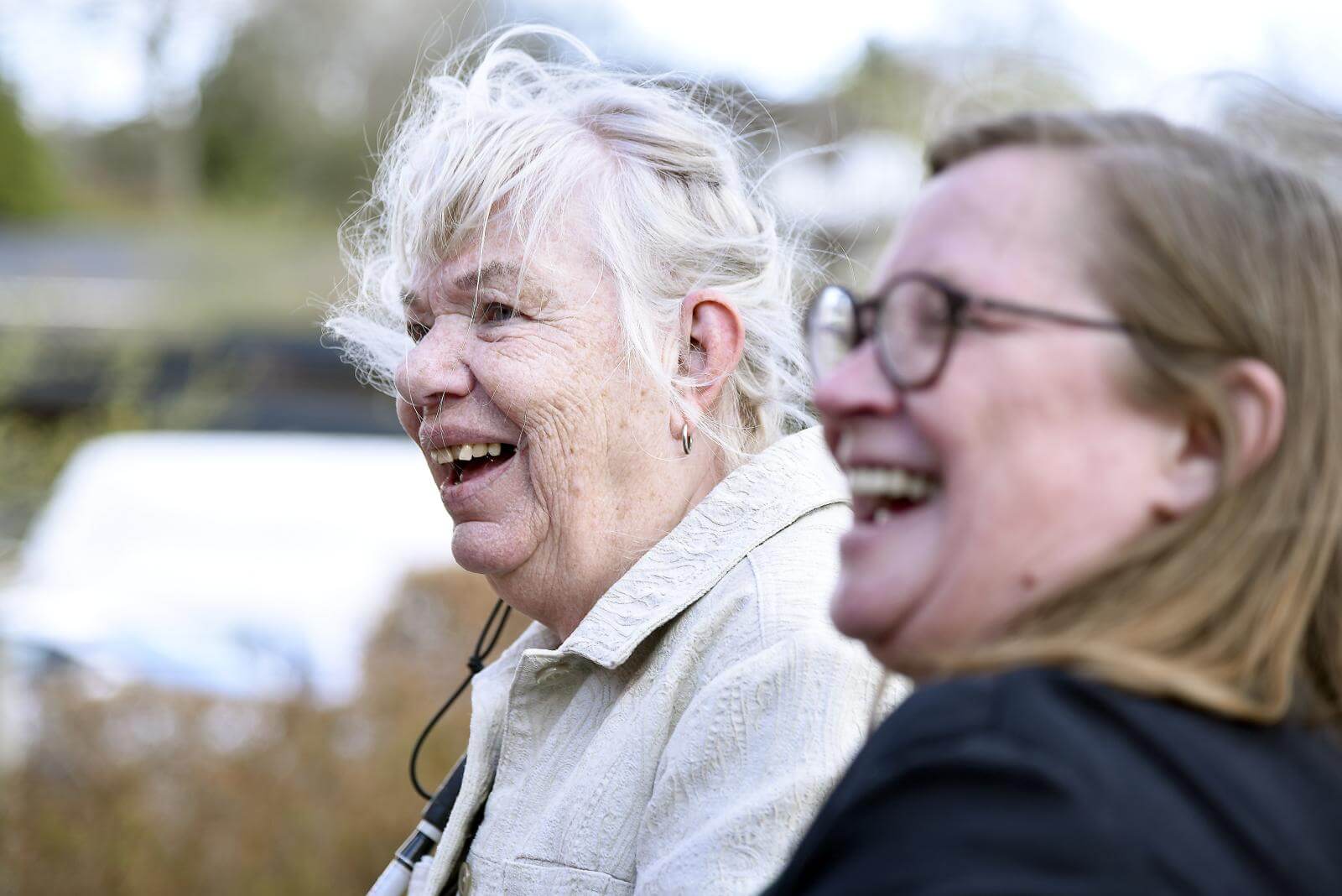 Portræt af Tove og hendes ledsager Maria, der begge griner stort