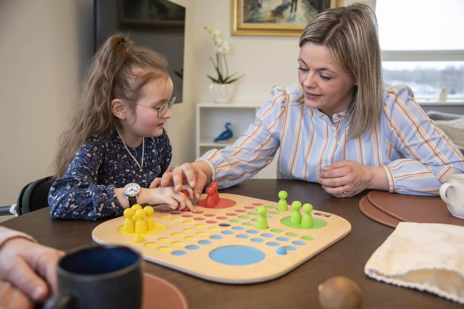 Isabella og mor spiller taktilt Ludo