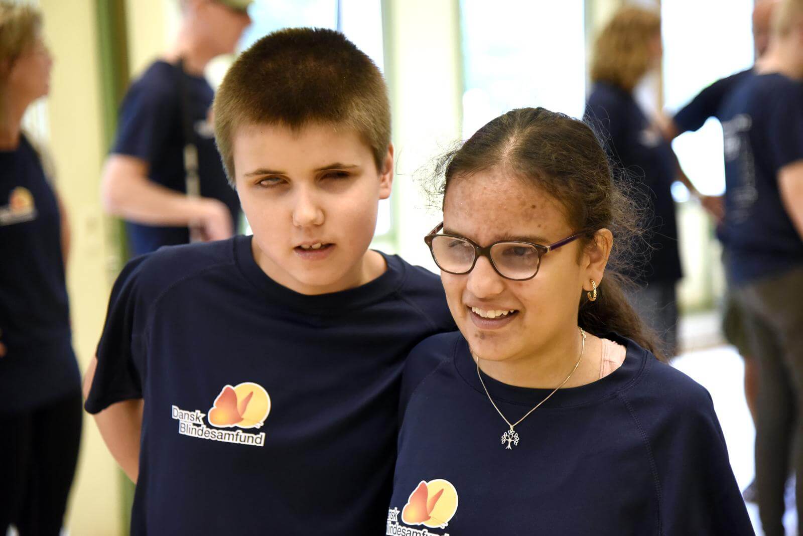 Gustav og Leona på 13 holder om hinanden og smiler til kameraet