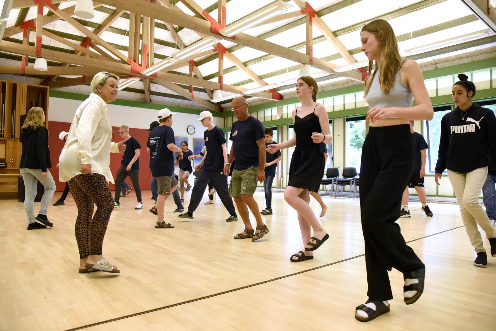 Børnene står på række og efterligner Soffie Dalsgaards dansetrin