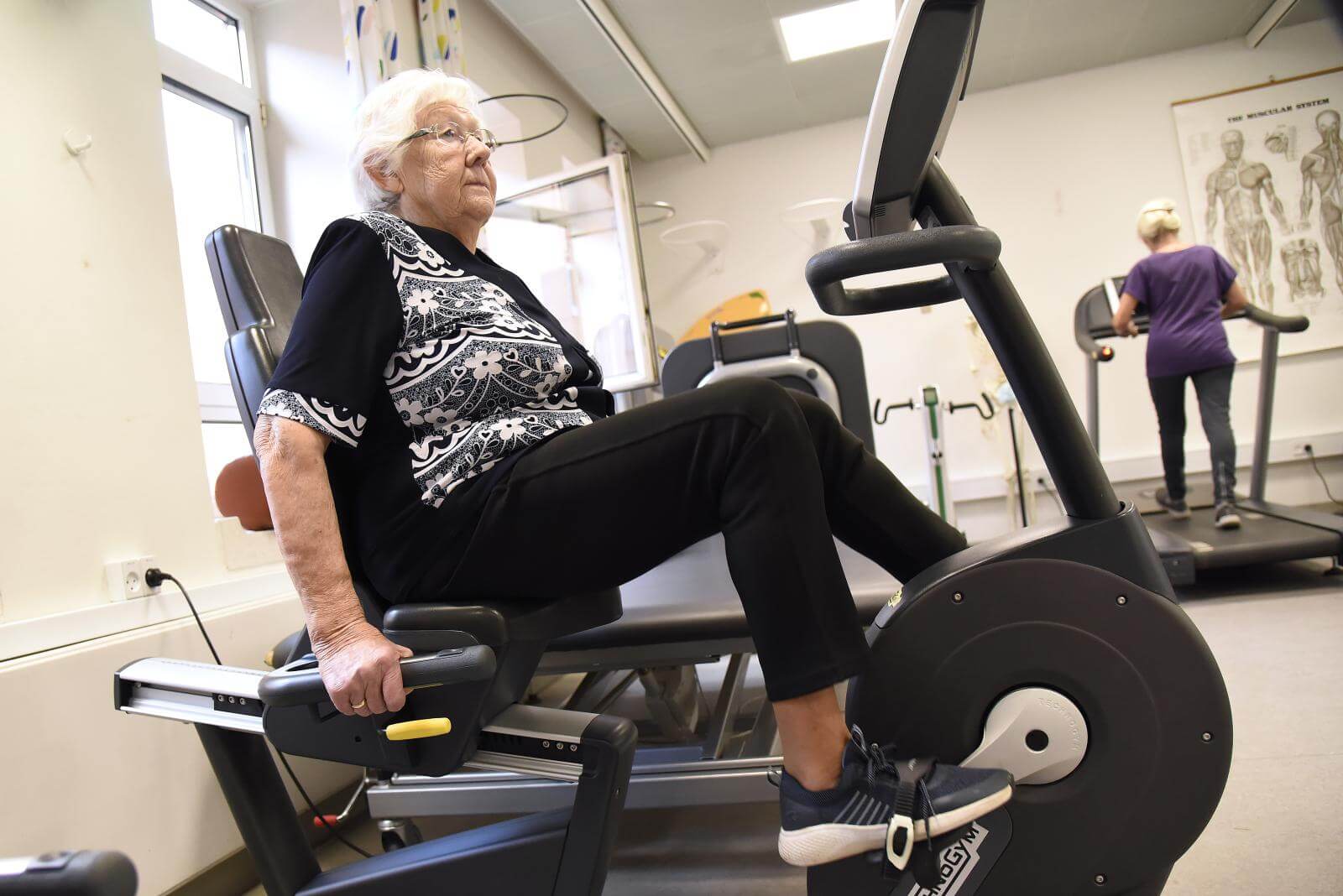 88-årige Gurli på motionscykel i træningscenter