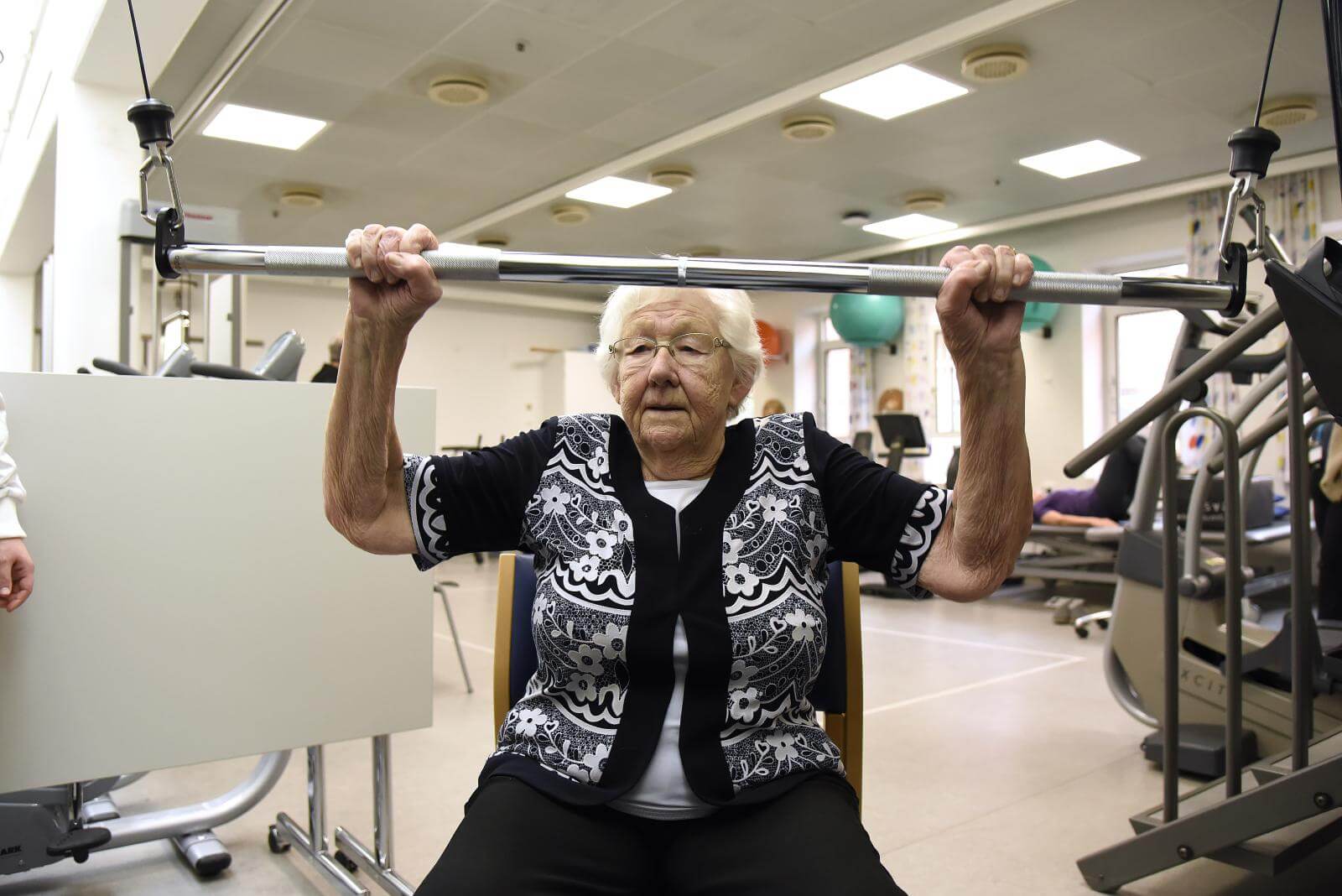 88-årige Gurli løfter vægtstang i træningscenter