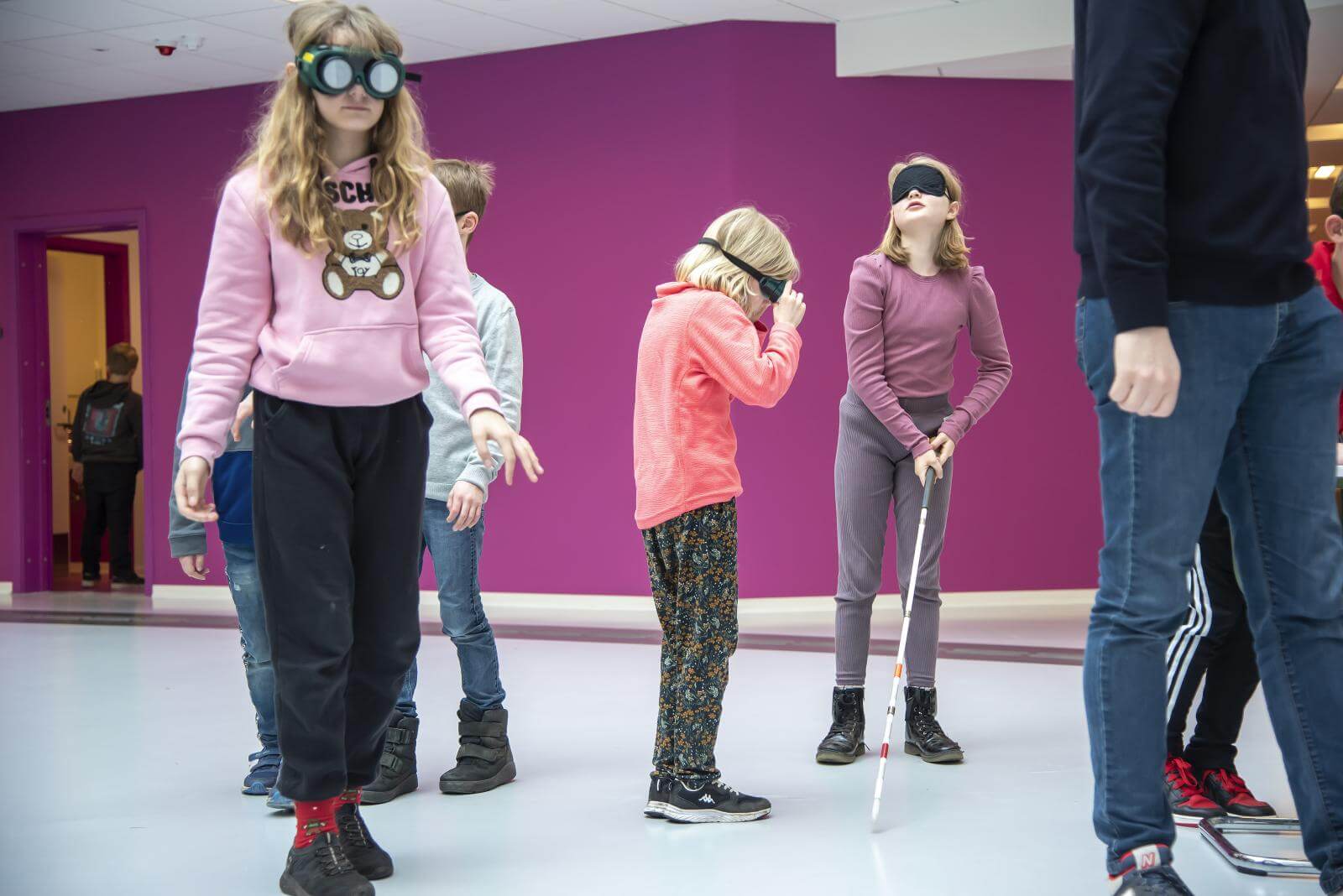 Børnene er udstyret med blindestok og særlige briller, der simulerer en øjensygdom 
