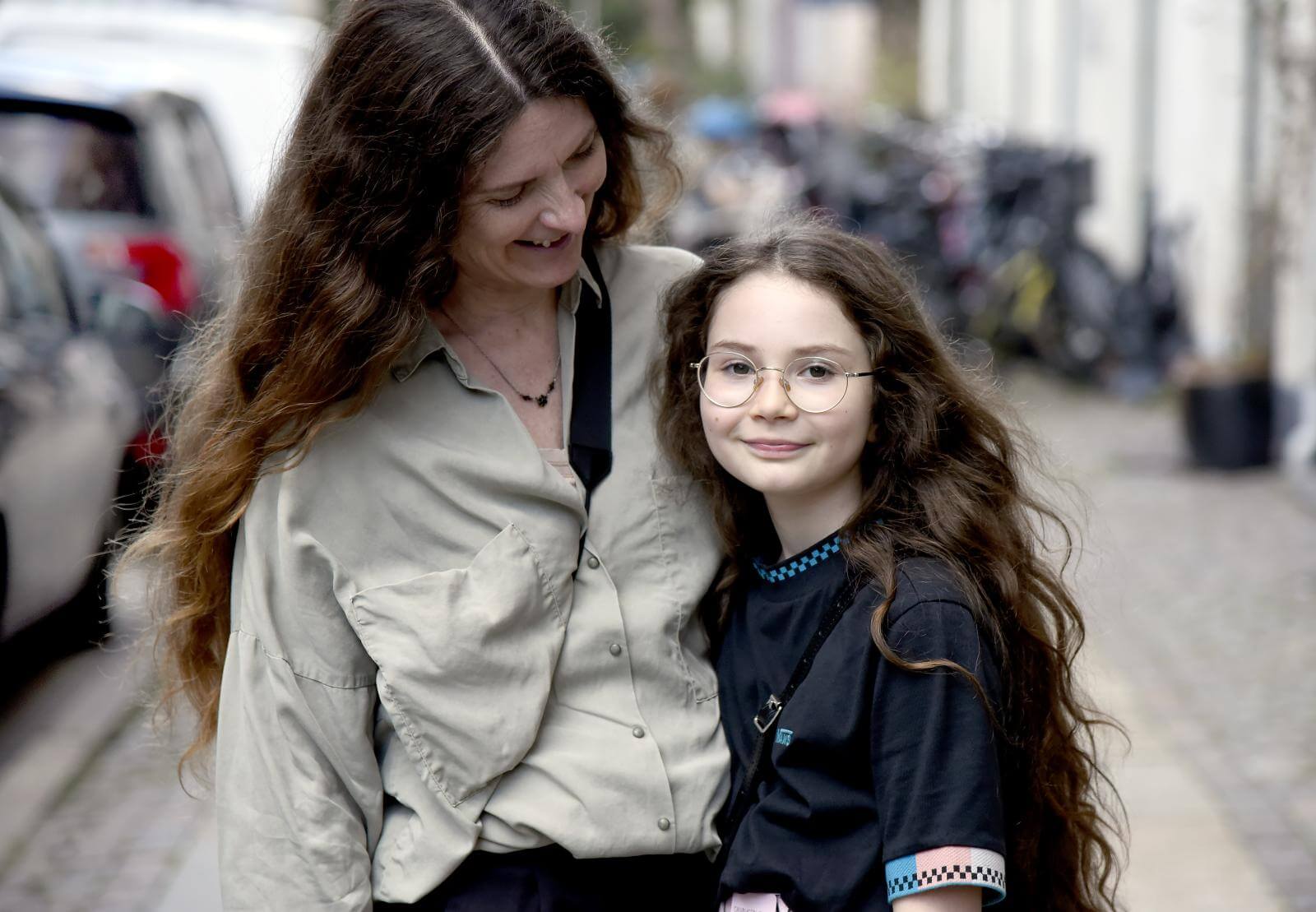 Portræt af Barbara og mor udenfor. Barbara kigger i kameraet, mens moren kigger på Barbara og smiler