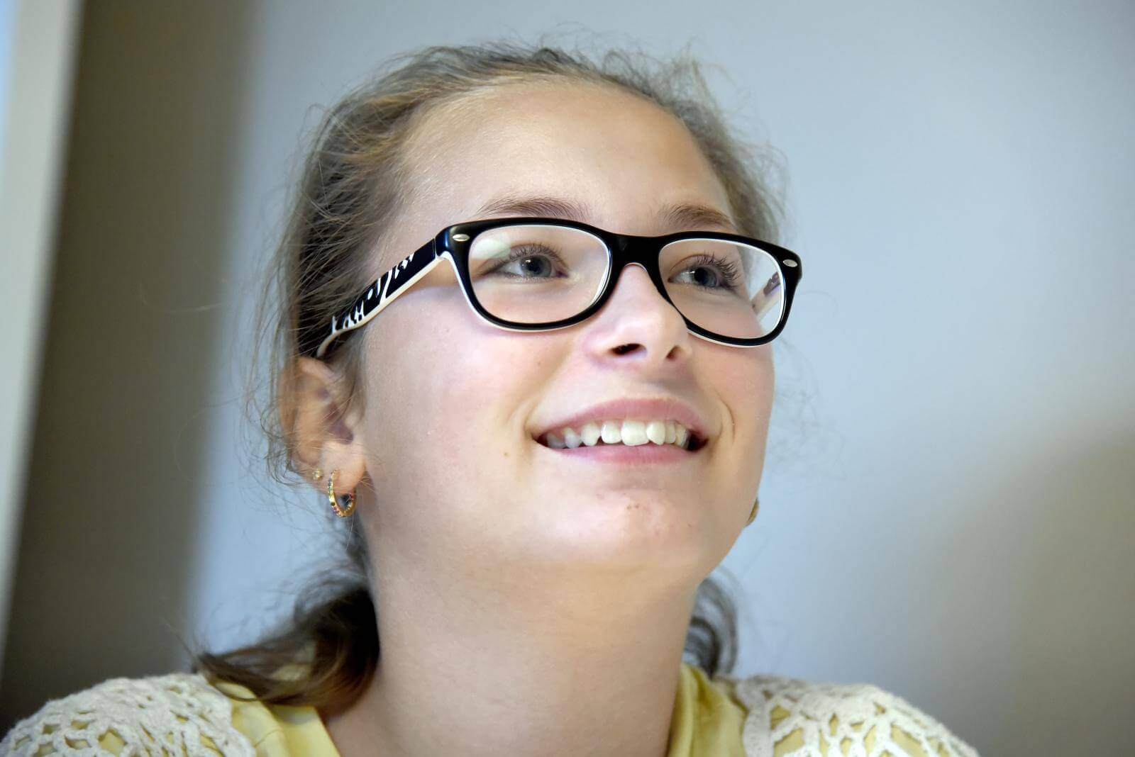 Portræt af smilende 12-årige Maria med briller 