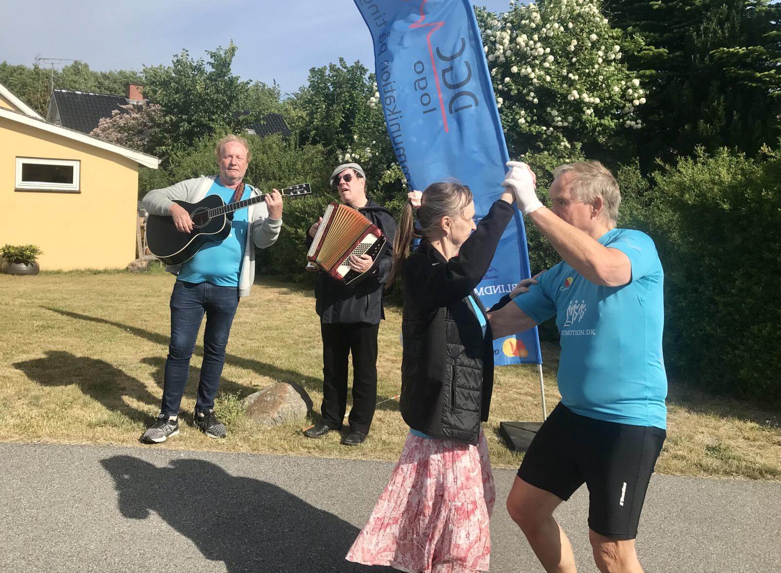 Sven og Susanne danser, mens musikerne stå i baggrunden og spiller op til dans