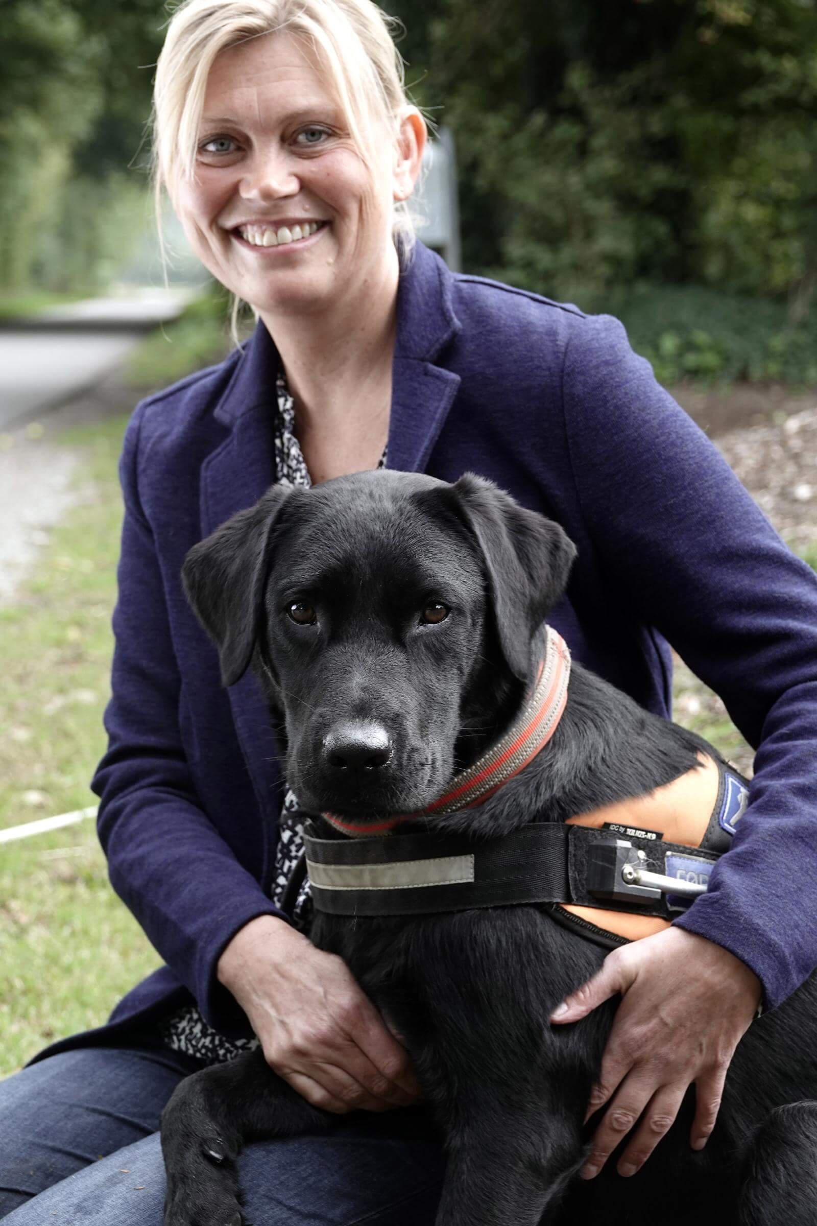 Portræt af førerhundeinstruktøren Kirsten og førerhunden Holly