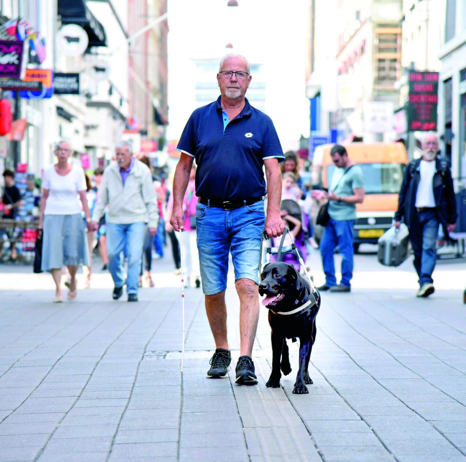 Førerhundeinstruktør og førerhunden Sigurd på tur i byen