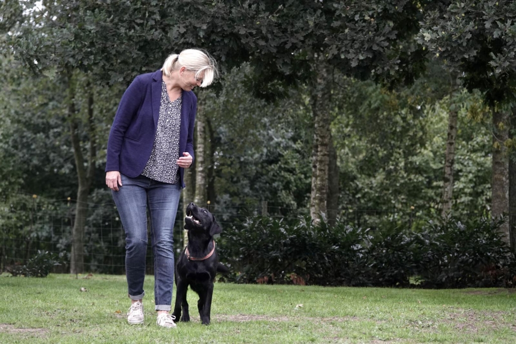 Førerhundeinstruktøren Kirsten træner førerhunden Holly udenfor