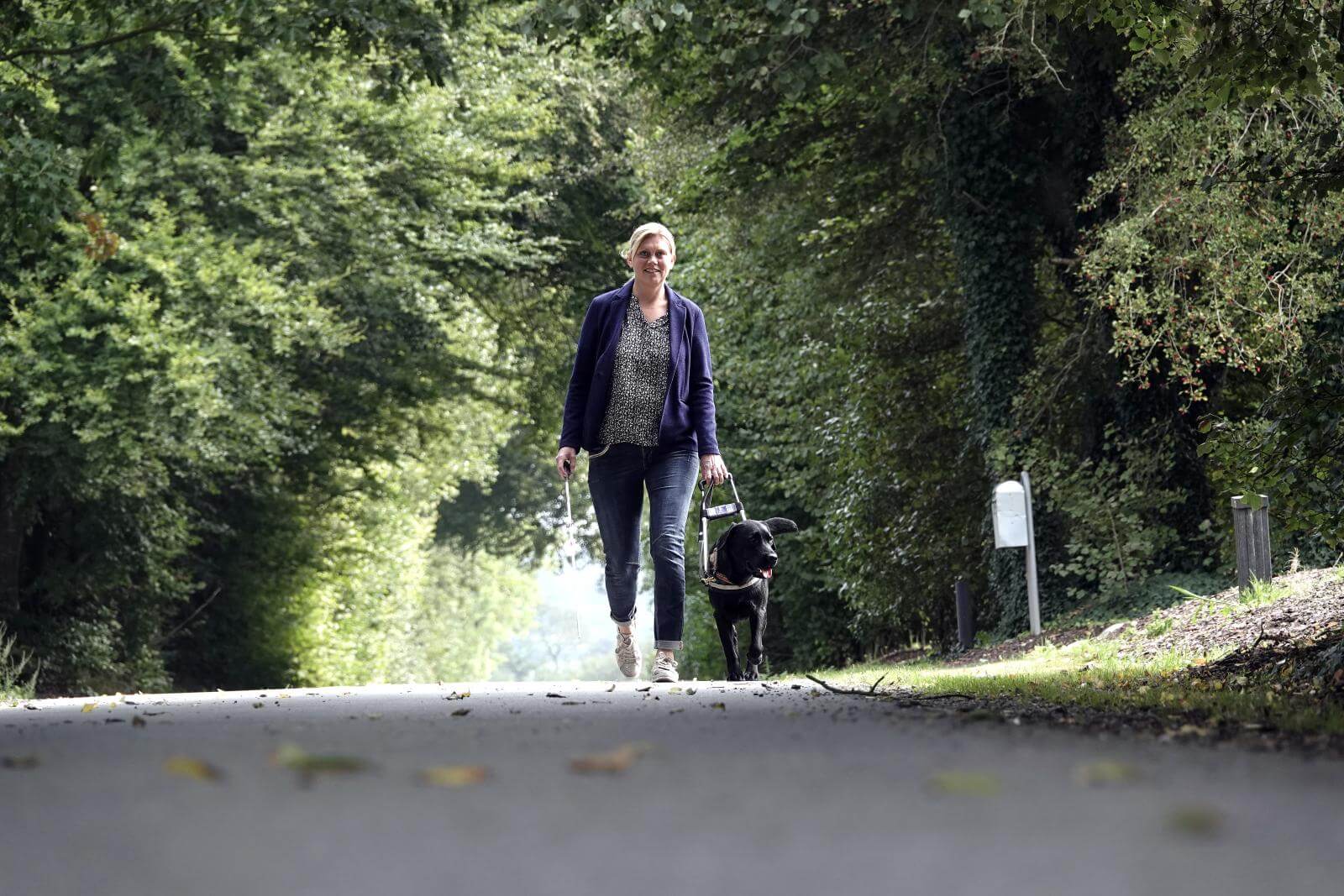Førerhundeinstruktør ude at gå tur med førerhunden Holly