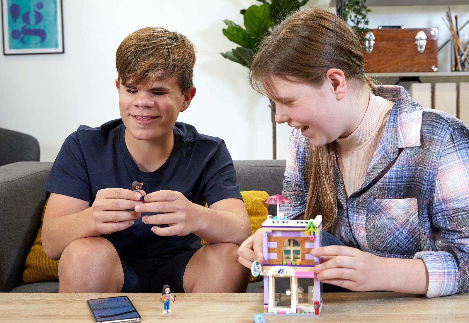 Jens og Thea har i fællesskab bygget et LEGO hus. 