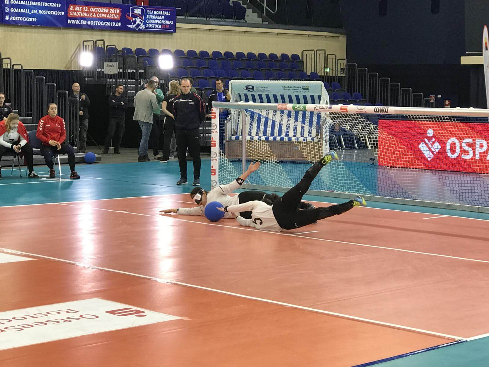 To danske spillere redder bolden fra at gå i målet
