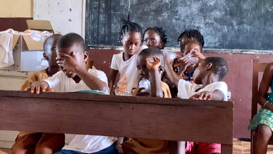 Klasseværelse hvor elever fra Liberia sidder ved pulte