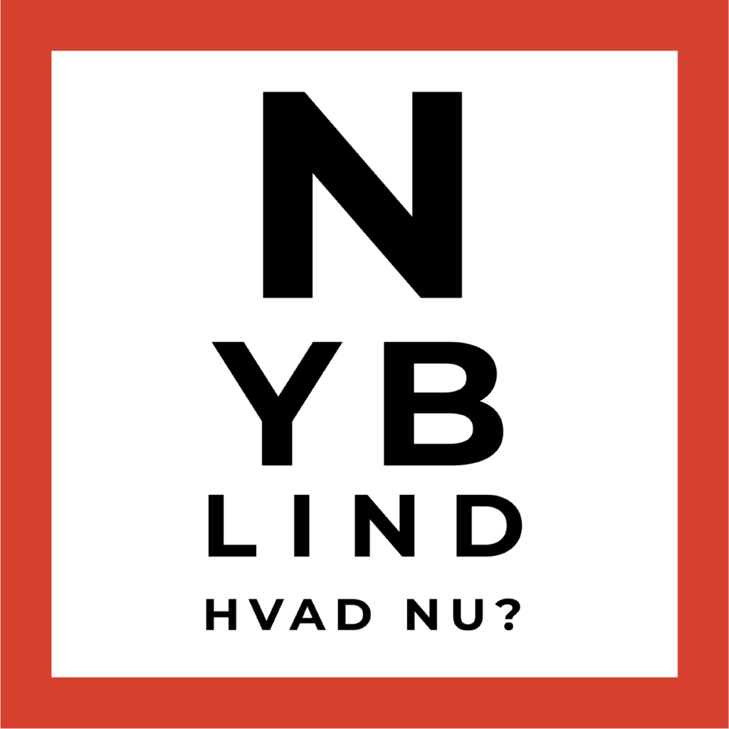 Logo af Nyblind Hvad nu? Har form som tavle hos lægen, hvor de øverste bogstaver er størst og bliver mindre jo længere vi kommer ned. Sort skrift på hvis baggrund og en rød ramme