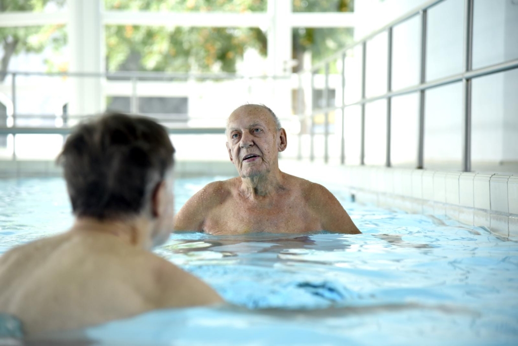 To ældre, blinde mænd i svømmehallen på FSC - nyblindekursus