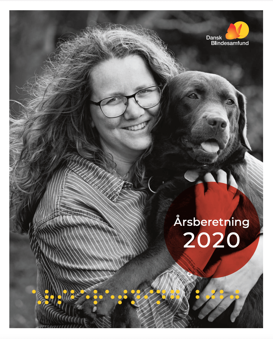 Forside af årsberetningen 2020, med foto af en kvinde med en hund, samt tekst og punktskrift
