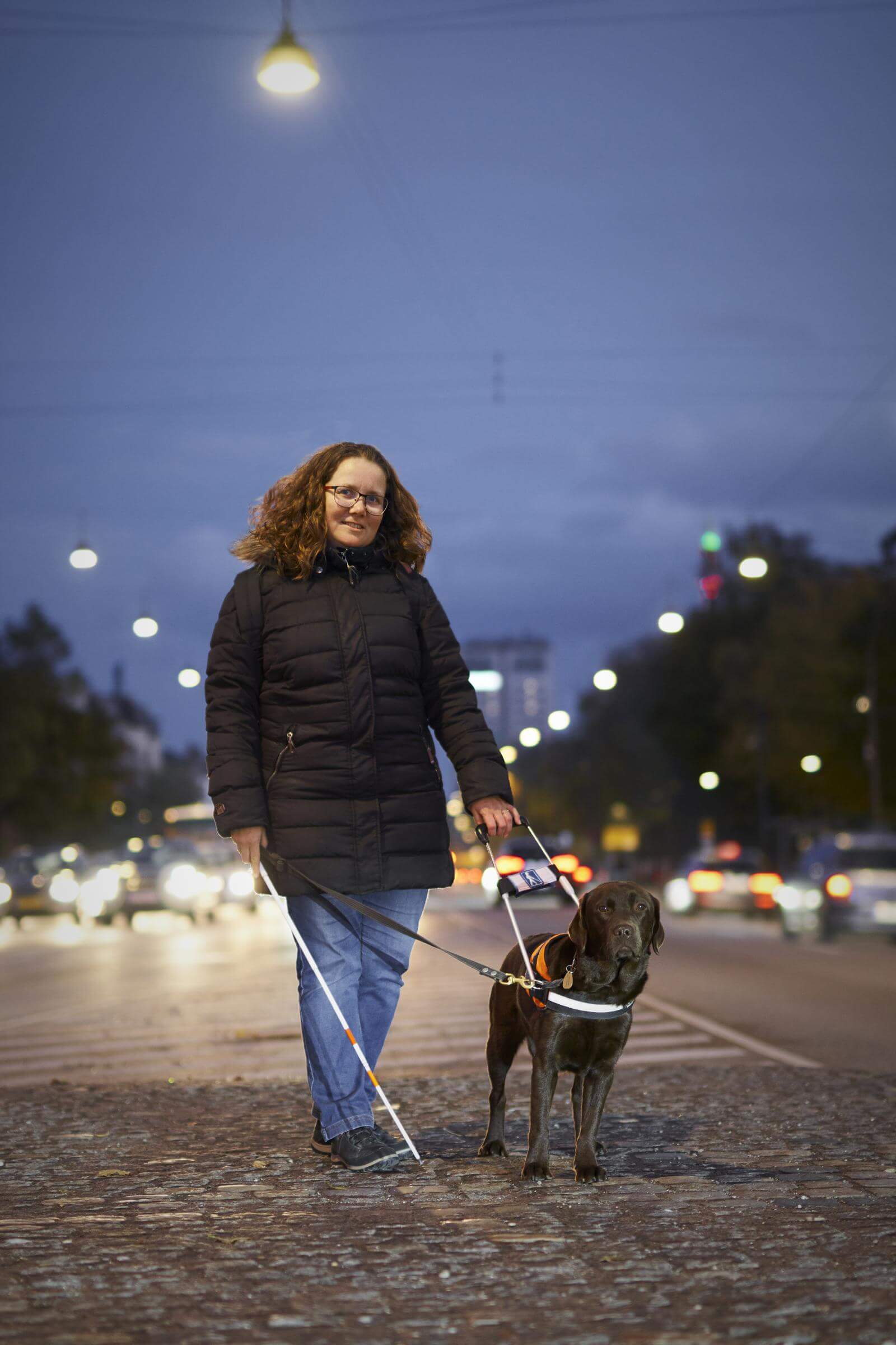 Henriette er ude at gå med sin førerhund Smilla