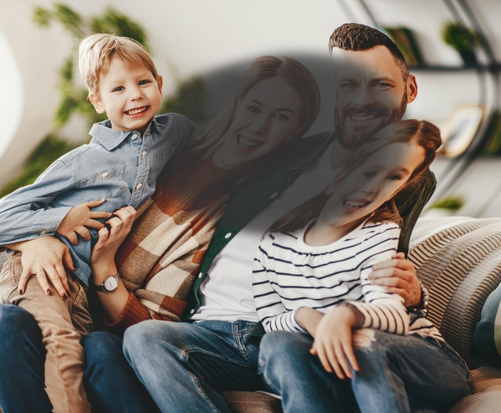 Foto vist med AMD - samme billede af familien, hvor midten af billedet er sløret og bølget.