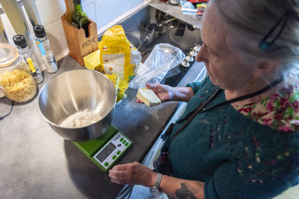 Mette afvejer ingredienser på talende vægt